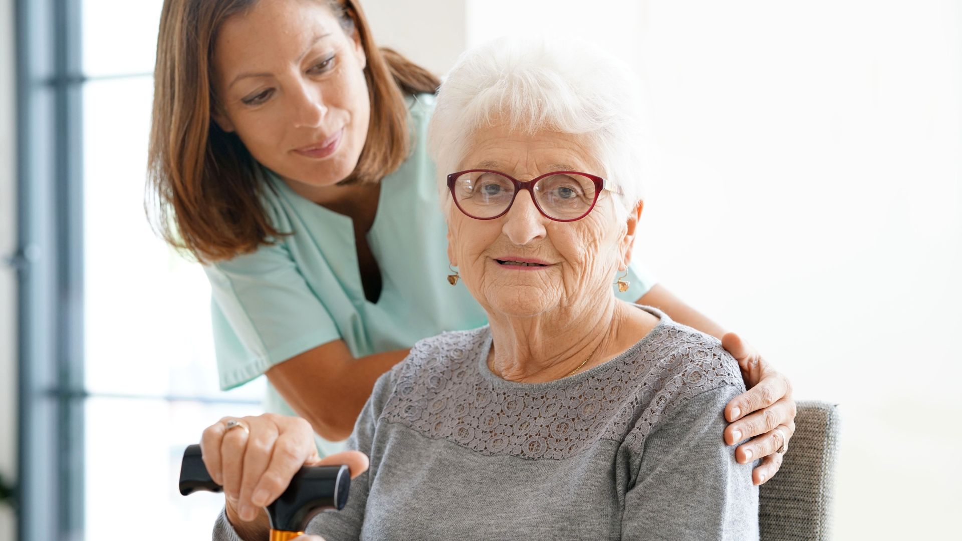 woman and nurse in Alzheimer's and dementia care charlotte